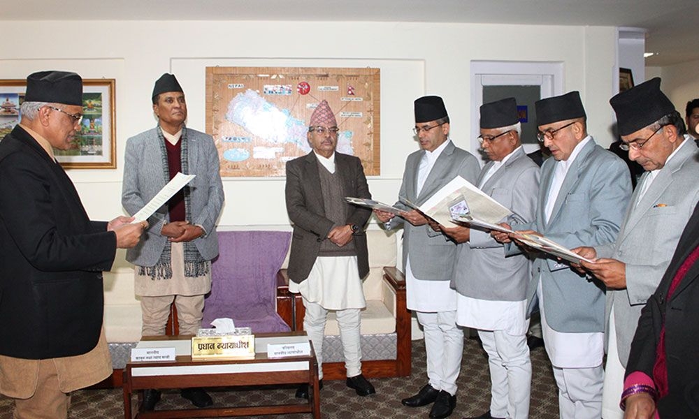 उच्च अदालतका चार मुख्य न्यायाधीशले लिए सपथ