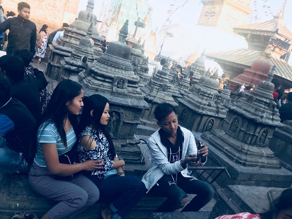नयाँ वर्षको दिन फाेटाे खिच्नेहरुकाे फाेटाे : फाेटाे फिचर