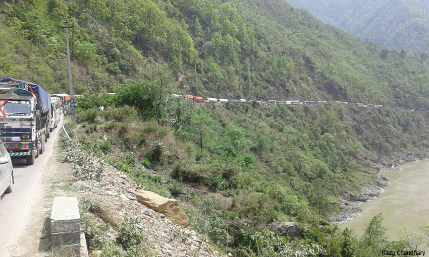 मुग्लिन सडकका साँघुरा पुलले यात्रुलाई सास्ती