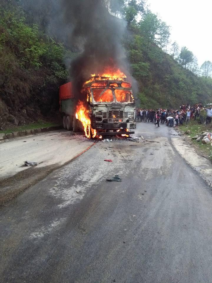 धादिङ दुर्घटना अपडेट : दुर्घटनापछी  बन्द भएकाे राजमार्ग खुल्याे (फाेटाेफिचर)