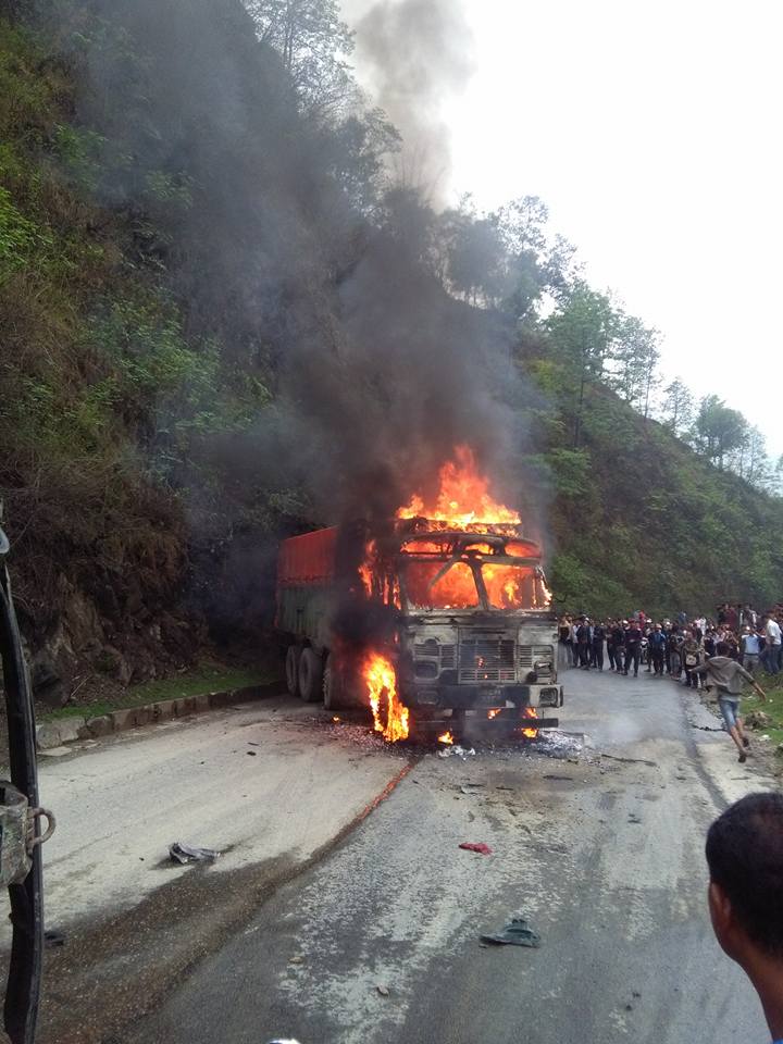 धादिङमा चारवटा सवारी साधन एक अापसमा ठाेक्किदा ट्रकमा अागाे लाग्याे , यातायात अवरुद्ध (फाेटाेसहित)