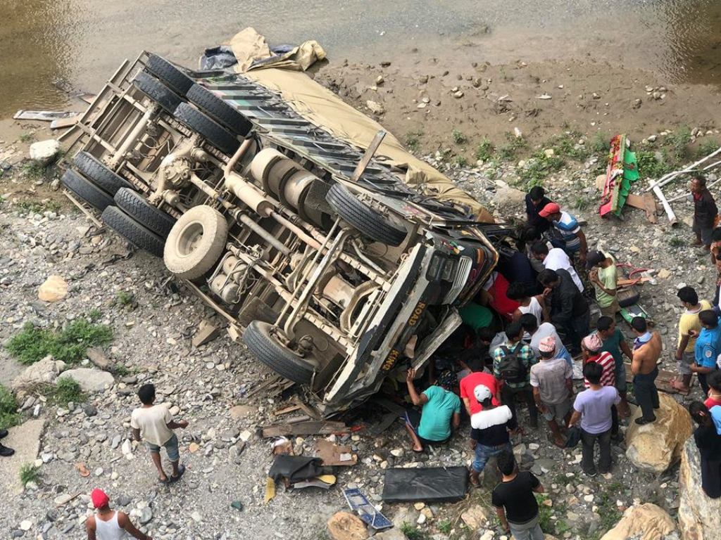 धादिङको हुग्दीखोलामा ट्रक खस्दा एकको ज्यान गयो, दुई जना घाईते (फोटो फिचर )