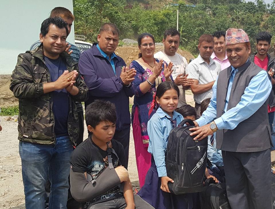 गोरखनाथ कल्याण केन्द्रद्धारा विद्यार्थीहरुलाई शैक्षिक सामाग्री र छात्रवृती प्रदान
