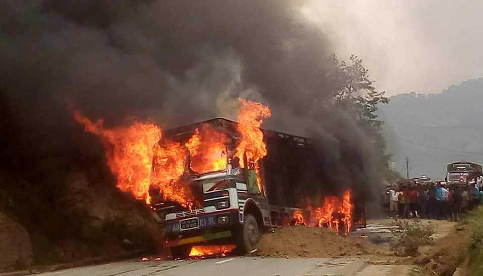 धादिङमा ट्रक र वलेराे ठाेक्किदा आगलागी