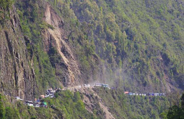 मुग्लिङ सडक खण्डमा पहिरै पहिरो