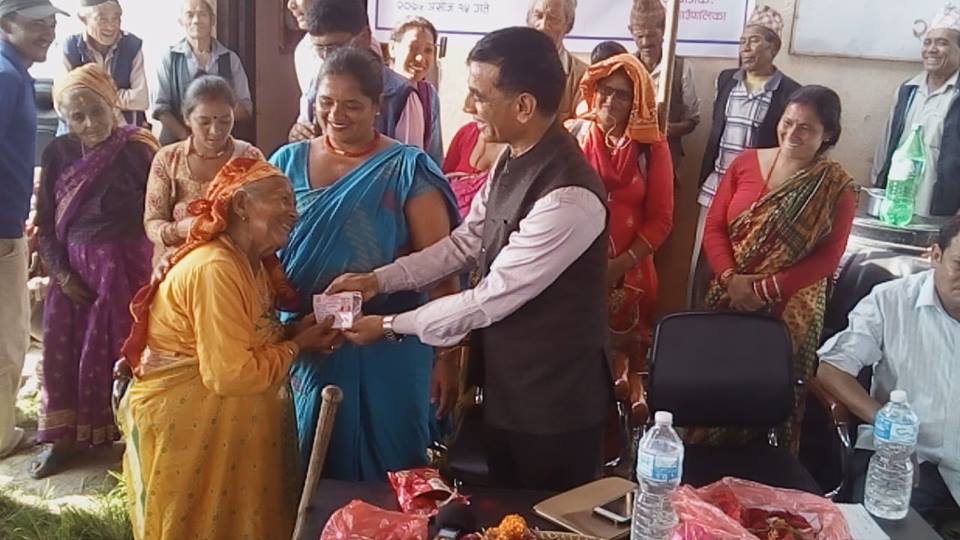 बृद्धबृद्धालाई परिचय पत्र वितरण गरि २८ औ अन्तराष्ट्रिय जेष्ठ नागरिक दिवस मनाइयो  ।