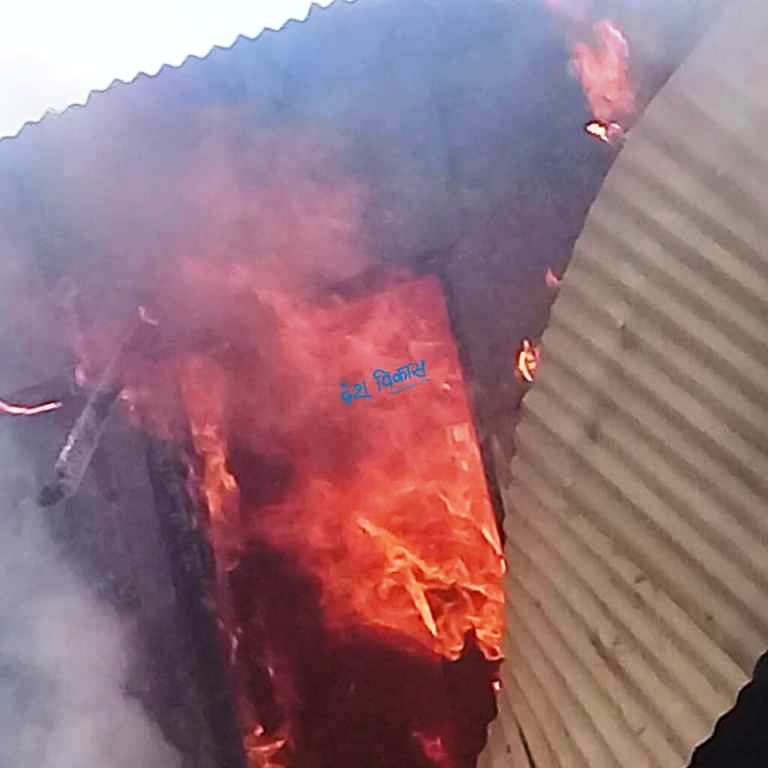 धादिङको थाक्रेमा आगलागीबाट २ घर नष्ट ।