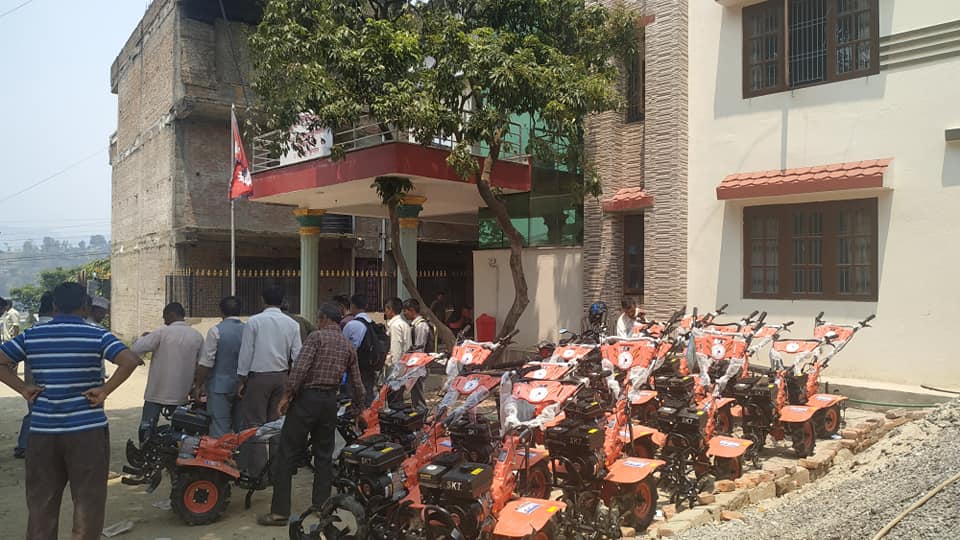 कृषकहरुलाई हाते ट्याक्टर वितरण ।