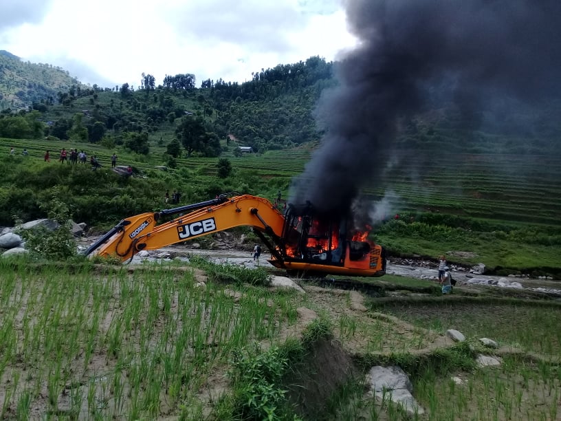 दरिङाल खोलामा डुबेर दुईको मृत्यु, आक्रोसित स्थानीयले जलाए तीन स्काभेटर