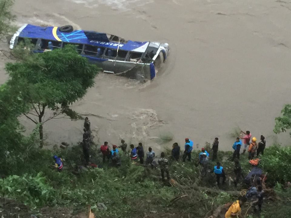 त्रिशूली नदीमा बस खस्यो, ३ जनाको मृत्यु, ११ जनाको उद्धार