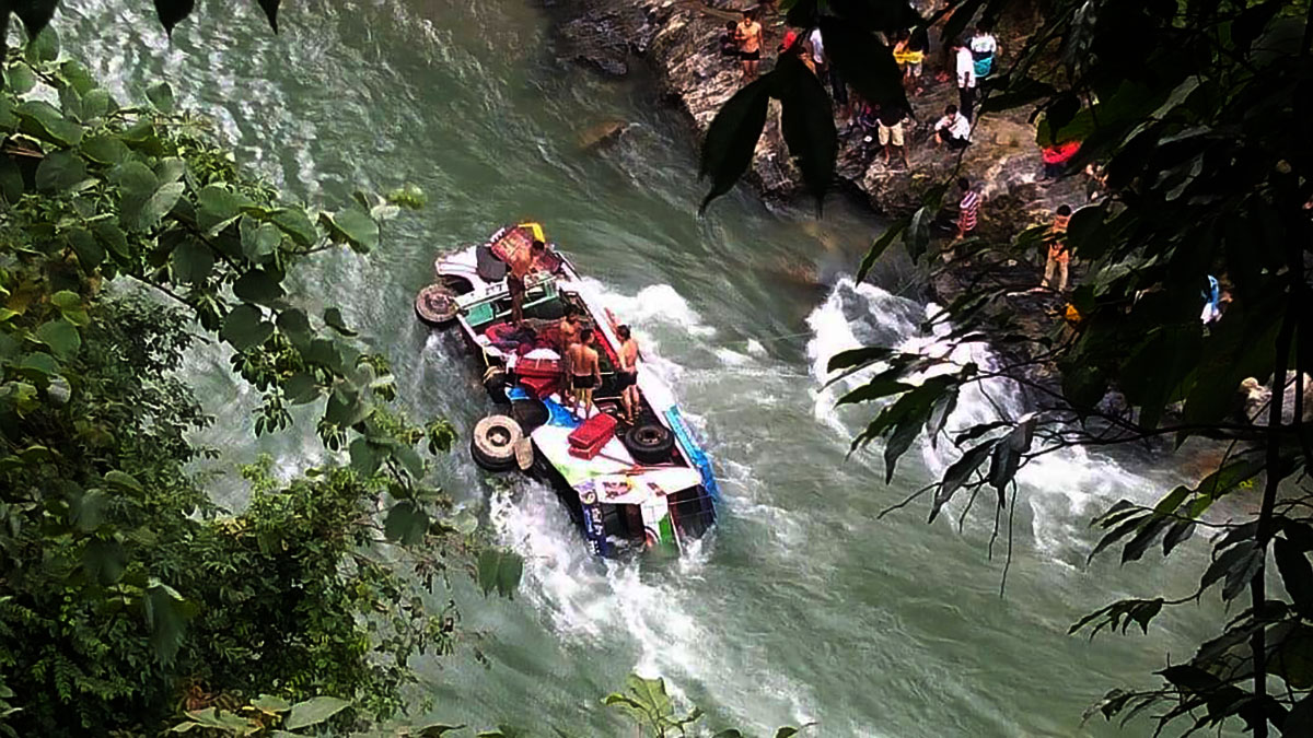 रोल्पाको लुंग्री खोलामा बस खस्यो, २ जनाको मृत्यु