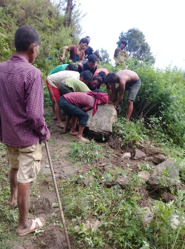 धादिङको थाक्रे ४ काम्राङ मा बाटो मर्मत तथा सरसफाइ कार्यक्रम सम्पन्न ।