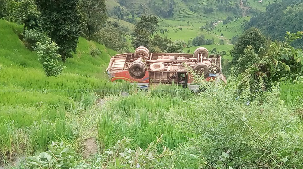 धादिङमा सह चालकले चलाएको बस दुर्घटना हुँदा ५ जना घाइते