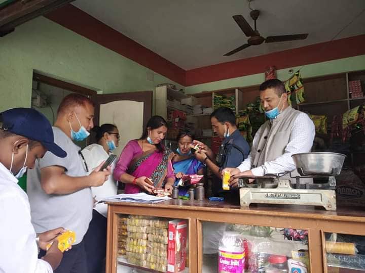दशैंको अवसर पारेर गल्छि गाउँपालिकाको बैरेनी बजारमा किराना पसलहरुको अनुगमन
