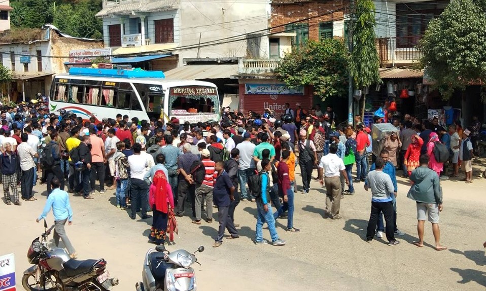 नुवाकोटमा बसले किच्दा एक बालकको ज्यान गयो, चालकलाई स्थानीयद्धारा कुटपिट