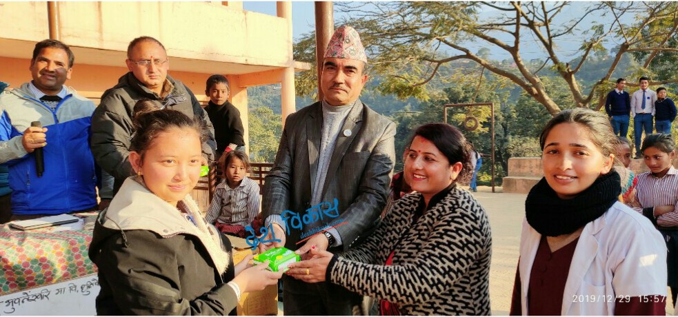 धुनिबेशी नगरपालिकाद्धारा भुवनेश्वरी माध्यमिक विद्यालयमा निशुल्क सेनेटरी प्याड वितरण ।