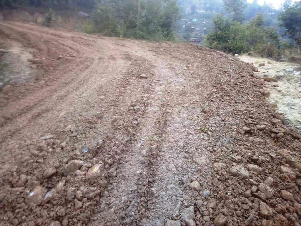 थाक्रे ८ मा रहेको धार्के सेतिदेबी सडक खण्डमा २ किलो मिटर सडक ग्राइबेल हाल्ने काम पुरा