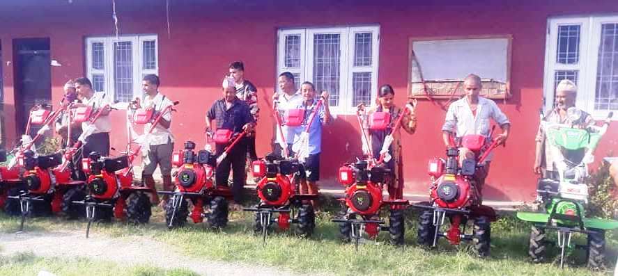 थाक्रे गाउपालिका ११ मा ट्याक्टर बितरण
