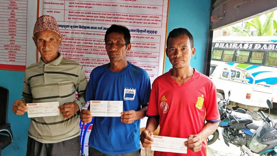 थाक्रे गाउँपालिकाद्वारा वैदेशिक रोजगारमा ज्यान गुमाएको परिवारलाई आर्थिक सहयाेग