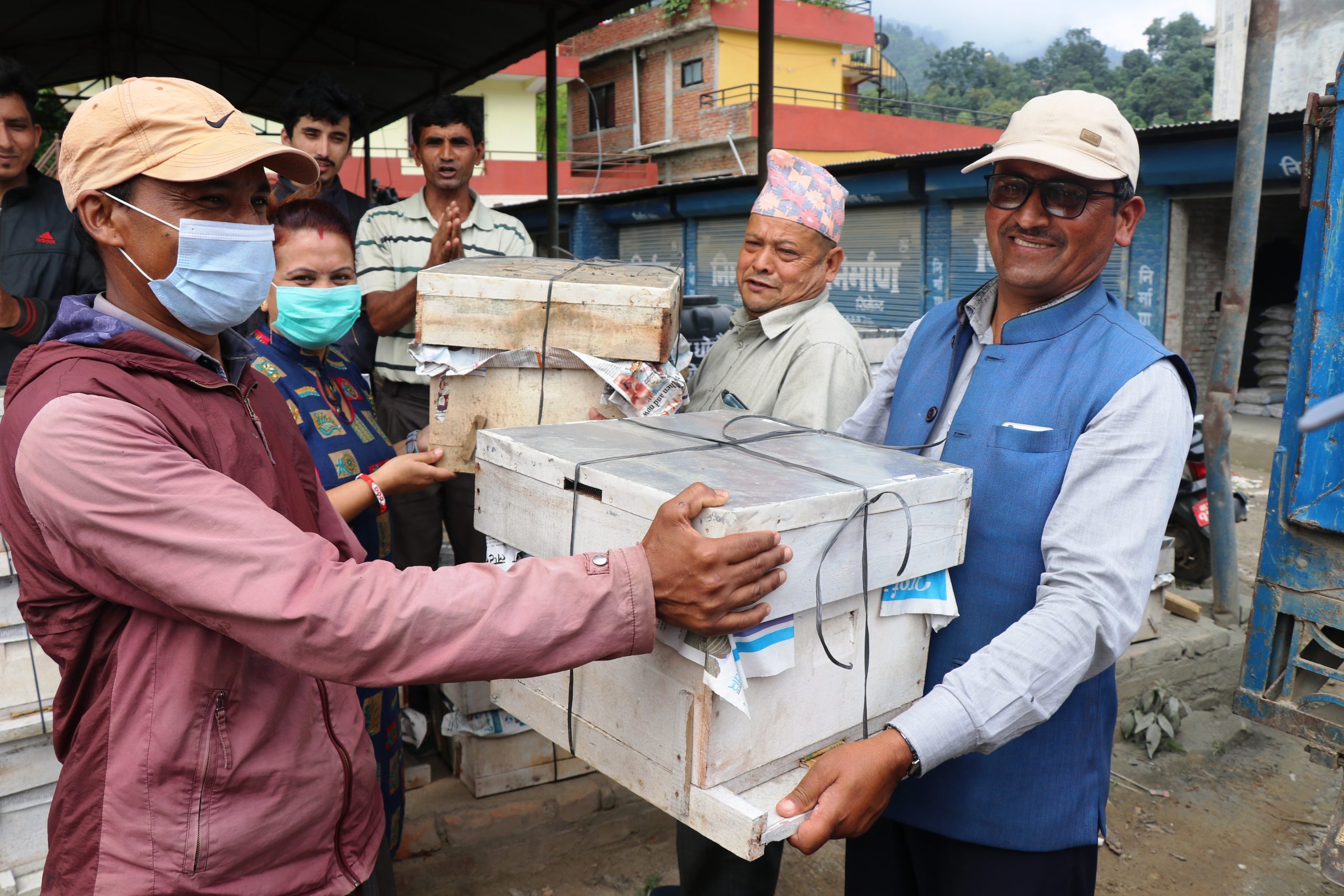 थाक्रे गाउँपालिकाद्धारा कृषकहरुलाई ५० प्रतिशत अनुदानमा मौरीसहितको गोलाघार वितरण