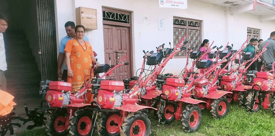 धुनिबेशी  ४ मा ५० प्रतिशत अनुदानमा ट्याक्टर वितरण