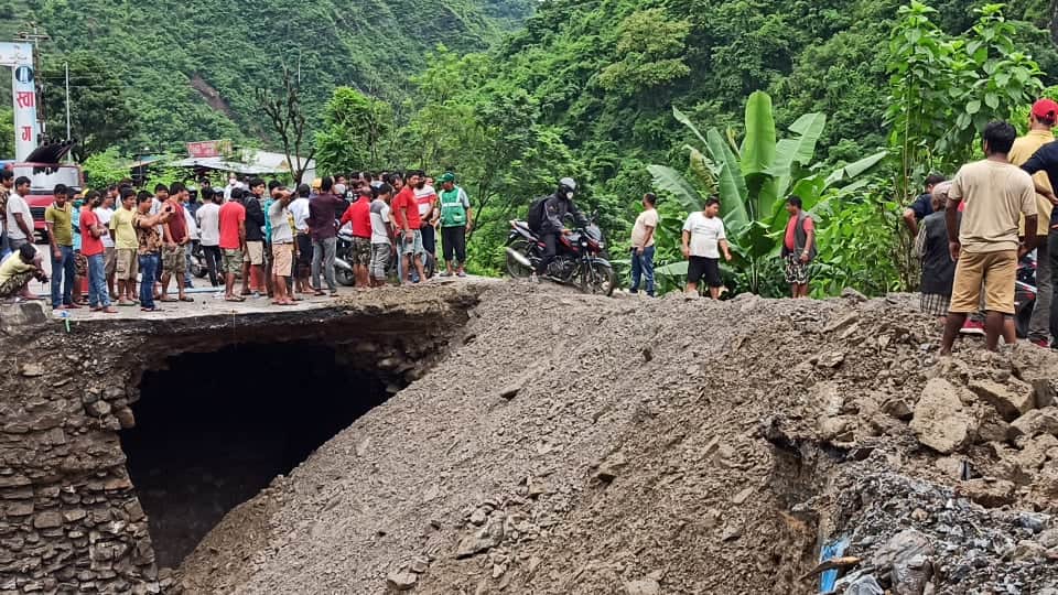 धादिङ र चितवन जोड्ने माैवाखोलामा मोटरसाइकल आवतजावत सुरु