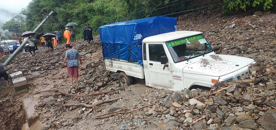 धादिङमा पहिरोले ४ वटा गाडी पुरियाे ,३ वटा गाडी त्रिशूलीले बगायाे