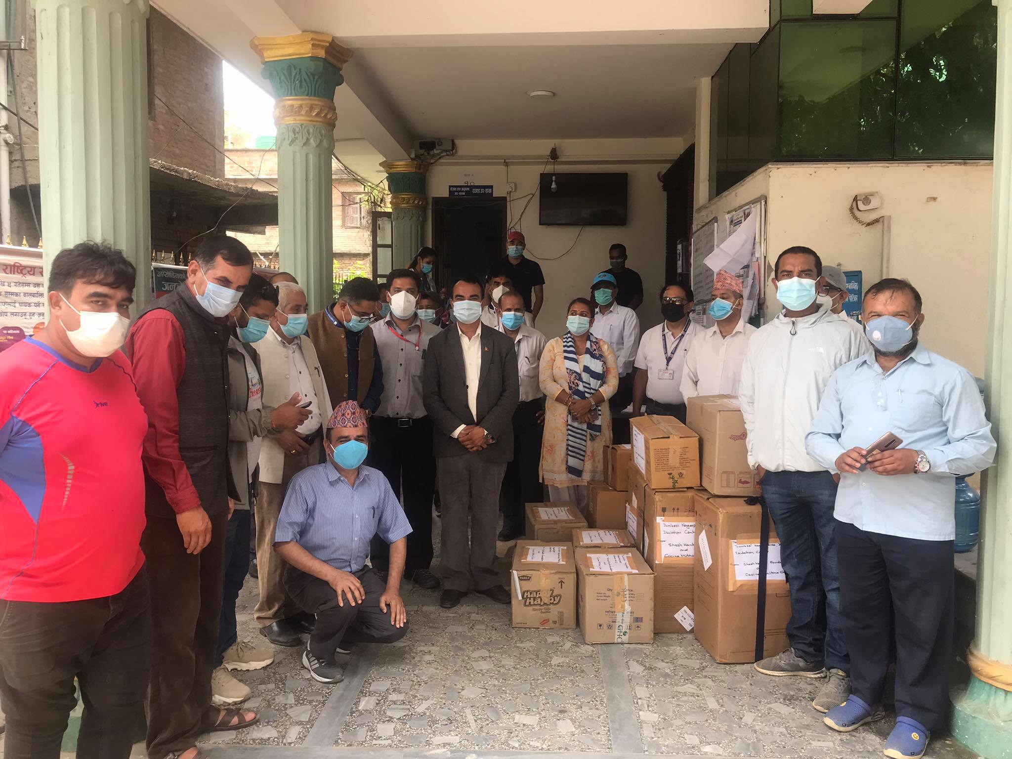 शेषकान्त फाउन्डेशनद्धारा धुनिवेशी नगरपालिकालाई स्वास्थ्य सुरक्षाका सामाग्री सहयोग