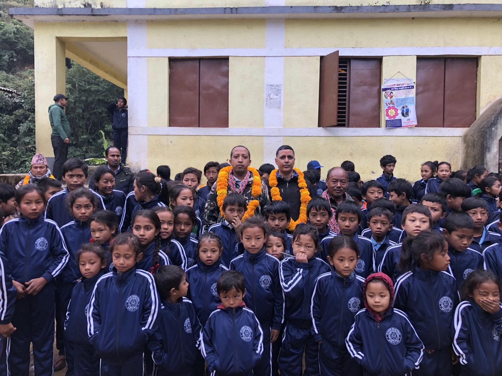 चण्डीदेवी आधारभुत विद्यालयका छात्रछात्राहरुका लागी न्यानो कपडा वितरण