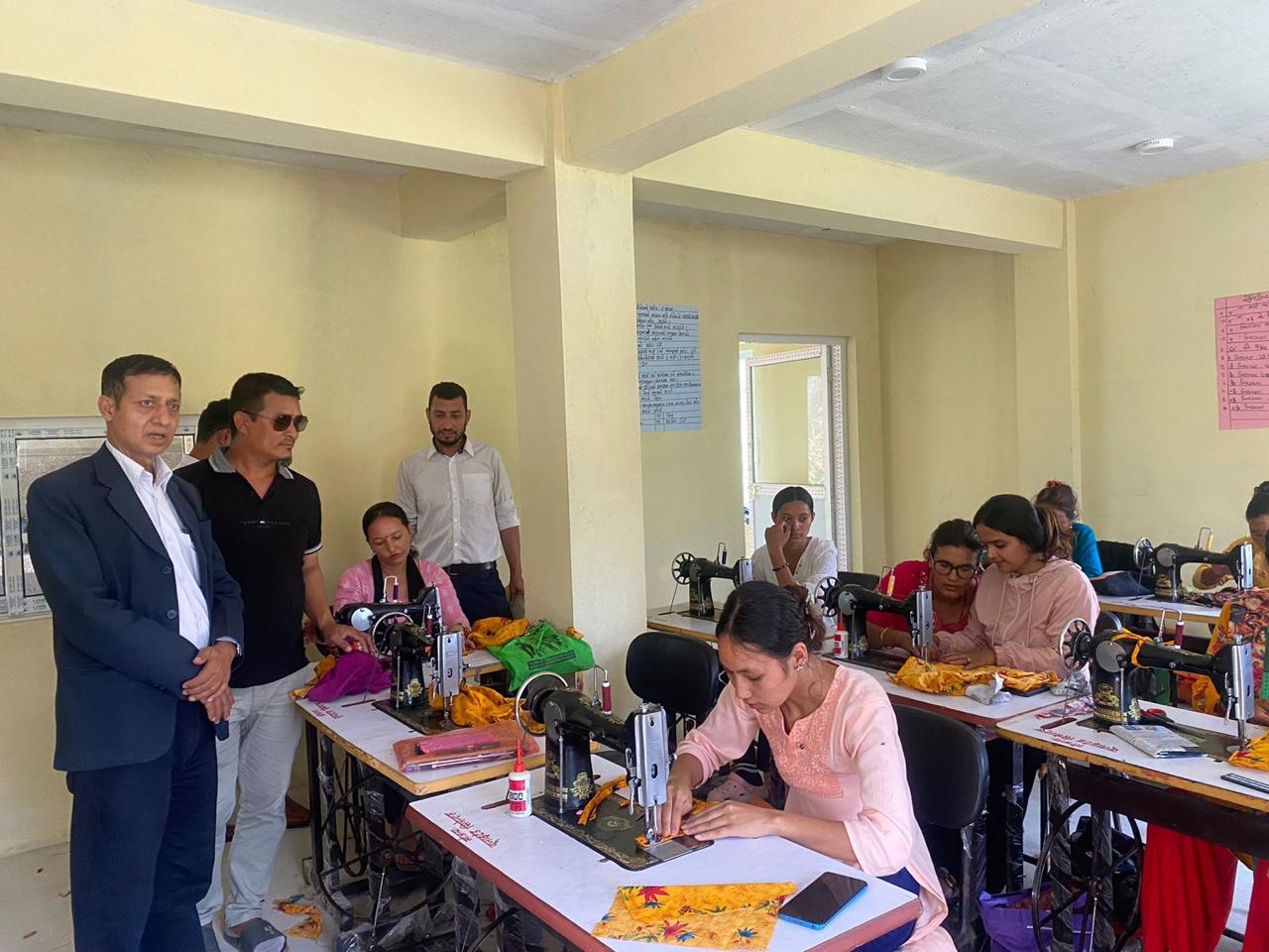 धुनिबेशी वडा नं ५ मा सिलाई कटाई तालिम, प्रशासकीय अधिकृतले गरे अनुगमन