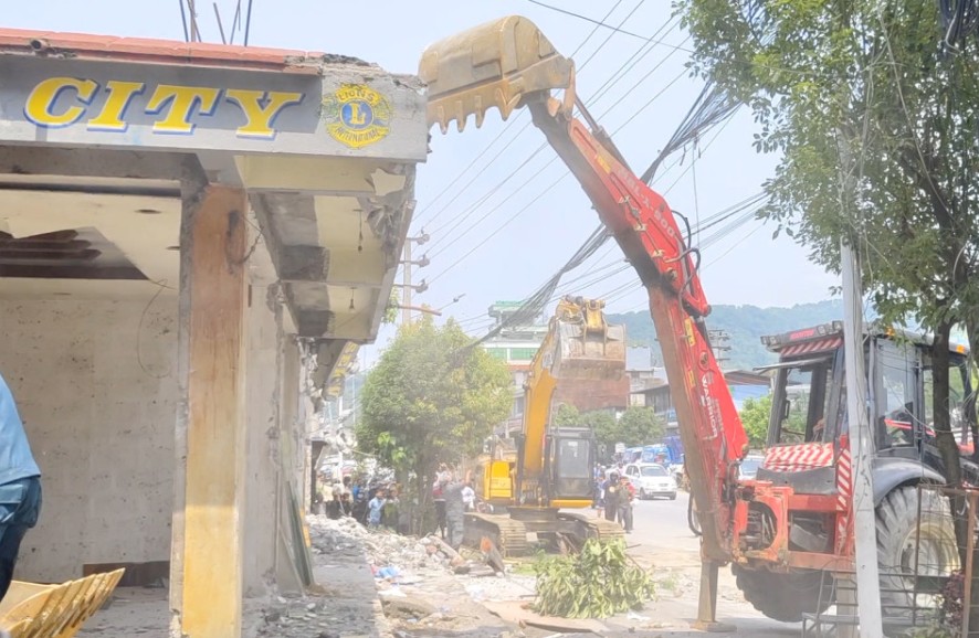 फिर्केखोलाको संरचनामा पोखरा महानगरले डोजर चलायो