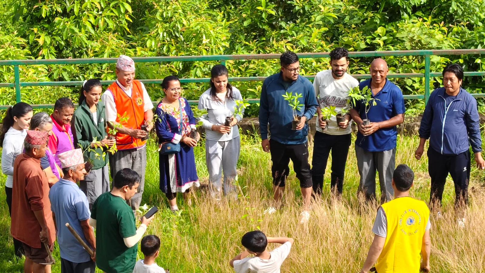 नीलकण्ठ पार्कमा लायन्स क्लब अफ काठमाडौं सूर्यमुखीद्वारा १२५ बिरुवा रोपण