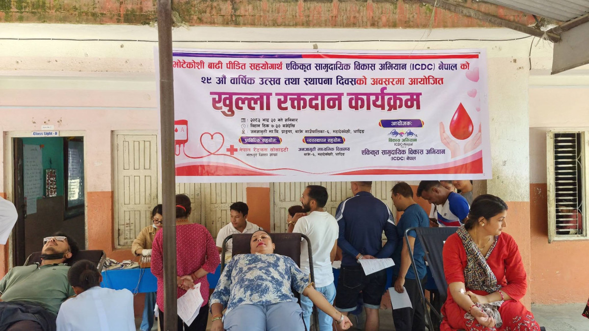 महादेववेशीमा बाढीपीडितका लागि मानवीय सहयोग, १०० जनाले गरे रक्तदान